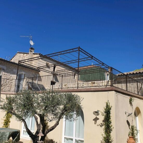 Création d'une pergola sur une terrasse bois 1 - Pergolas - Nos projets - CMT Métallurgie