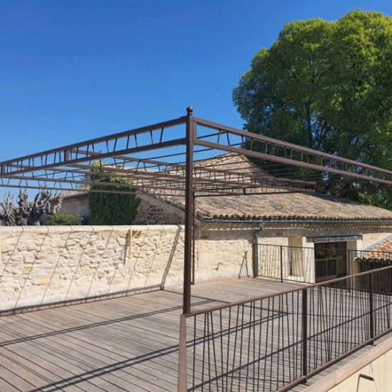 Création d'une pergola sur une terrasse bois 2 - Pergolas - Nos projets - CMT Métallurgie