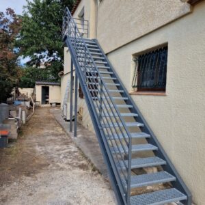 Escalier de service avec palier thermolaqué 1 - Escaliers - CMT Métallurgie