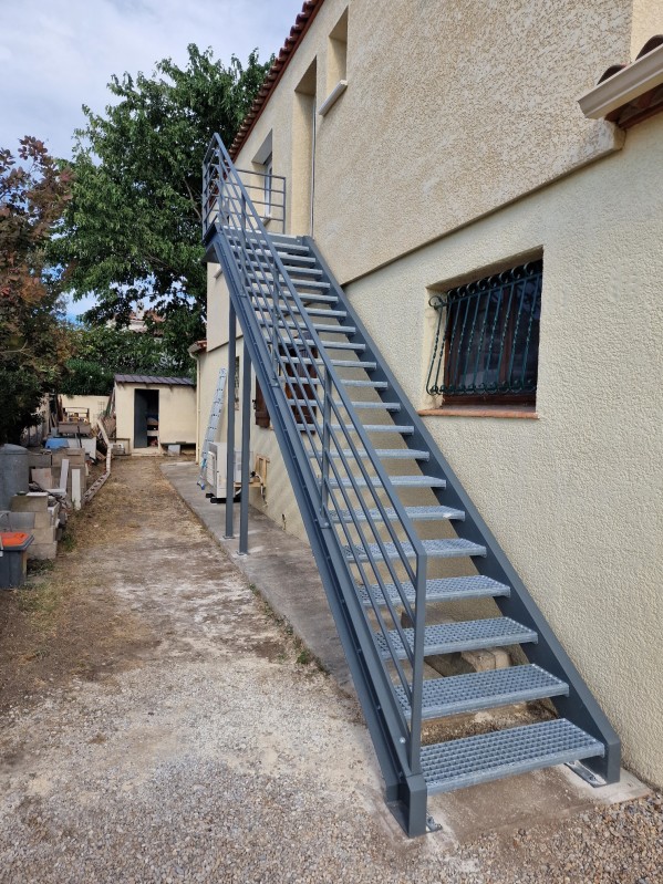 Escalier de service avec palier thermolaqué 1 - Escaliers - CMT Métallurgie