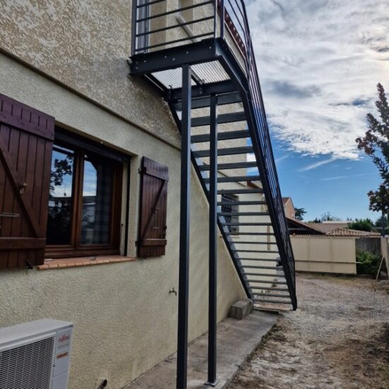 Escalier de service avec palier thermolaqué 3 - Escaliers - CMT Métallurgie