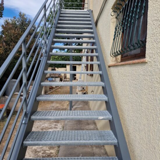 Escalier de service avec palier thermolaqué 4 - Escaliers - CMT Métallurgie