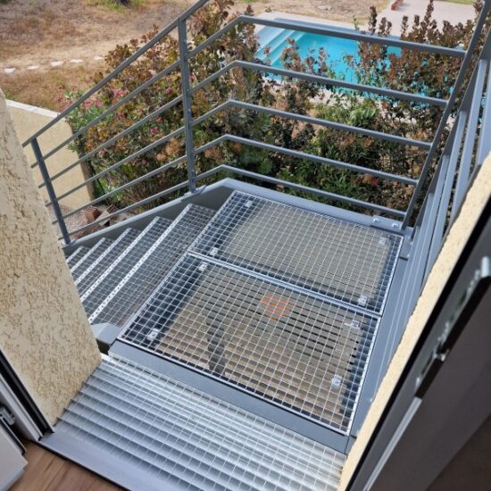 Escalier de service avec palier thermolaqué 6