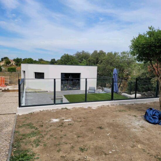 Garde corps en verre en bord de piscine 1 - Garde-corps - site CMT Métallurgie