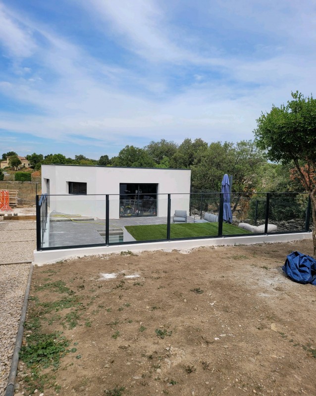 Garde corps en verre en bord de piscine 1 - Garde-corps - site CMT Métallurgie