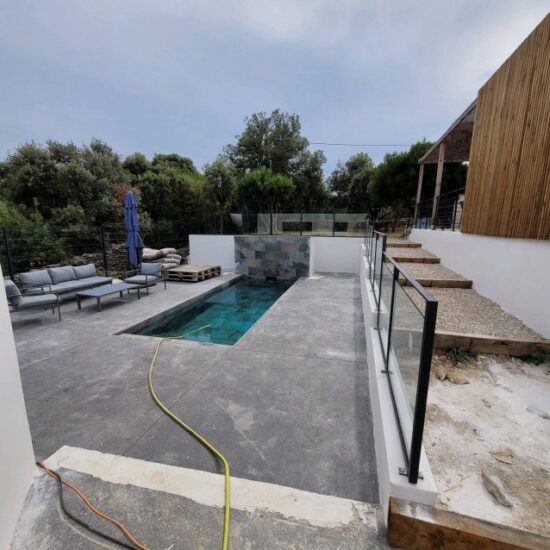 Garde corps en verre en bord de piscine 3 - Garde-corps - site CMT Métallurgie