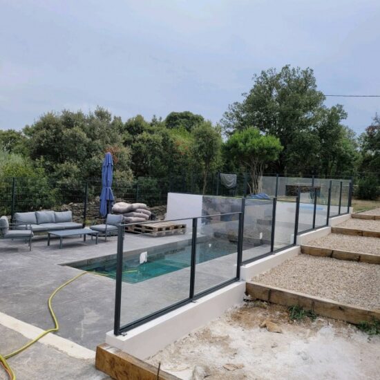 Garde corps en verre en bord de piscine 4 - Garde-corps - site CMT Métallurgie