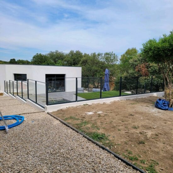 Garde corps en verre en bord de piscine 5 - Garde-corps - site CMT Métallurgie
