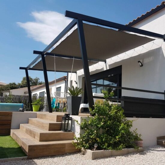 Pergola acier avec bâche tendu 1 - Pergolas - site CMT Métallurgie