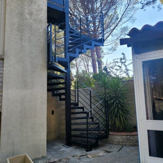 Pose d'un escalier colimaçon 1 - Escaliers - Nos projets