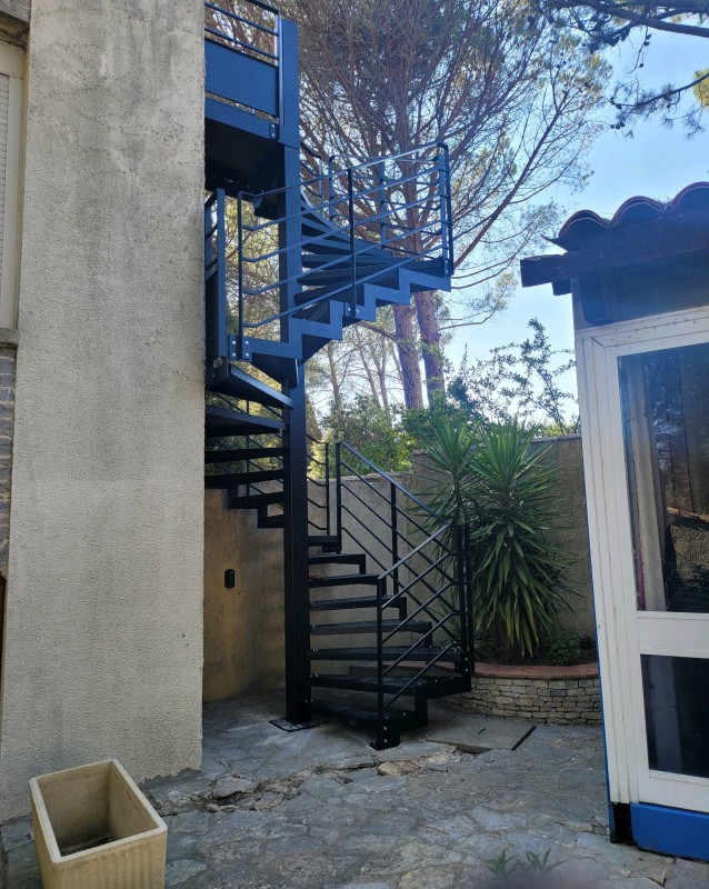 Pose d'un escalier colimaçon 1 - Escaliers - Nos projets