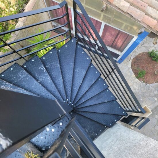 Pose d'un escalier colimaçon 3 - Escaliers - Nos projets