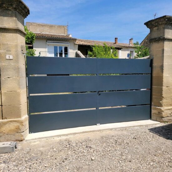 Pose d'un portail coulissant grande hauteur 1 - Portails - Nos projets - site Cmt métallurgie