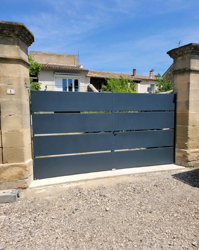 Pose d'un portail coulissant grande hauteur 1 - Portails - Nos projets - site Cmt métallurgie