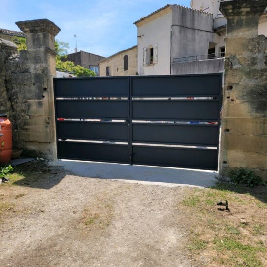 Pose d'un portail coulissant grande hauteur 2 - Portails - Nos projets - site Cmt métallurgie