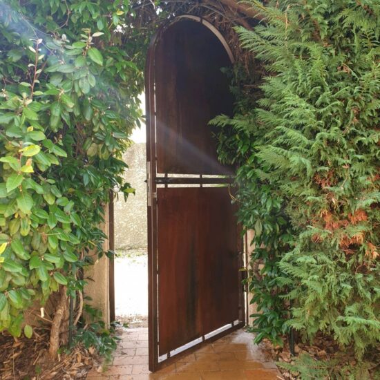 Pose d'un portillon en acier rouillé 3