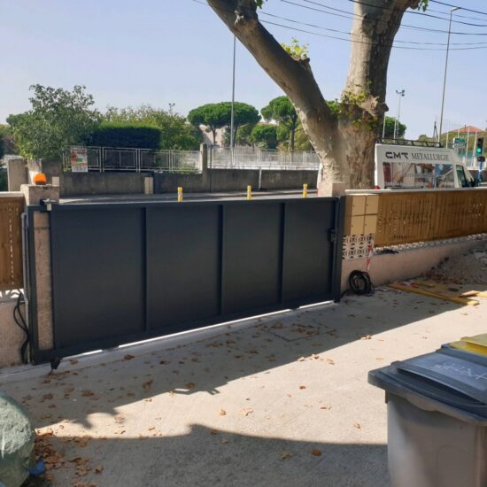 Réalisation d'un portail coulissant en acier 2 - Portails - Nos projets - site Cmt métallurgie