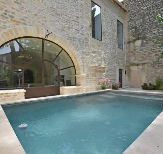 Verrière cintrée sur une façade en pierre 1 - Verrière - site CMT Métallurgie