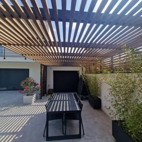 Pergola en acier noir et lames de bois 2 -Pergolas - site CMT Métallurgie