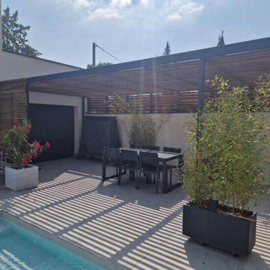 Pergola en acier noir et lames de bois 3 -Pergolas - site CMT Métallurgie