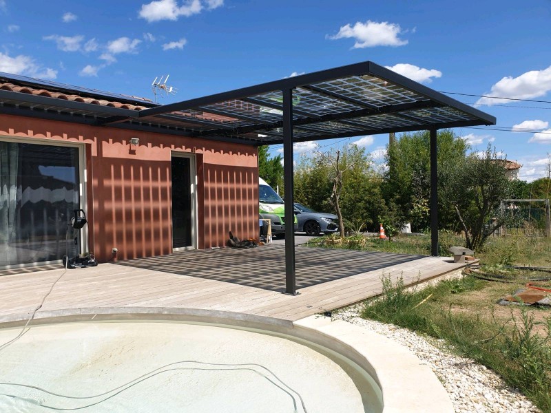 Pergola thermolaqué avec panneau photovoltaïque 1 -Pergolas - site CMT Métallurgie