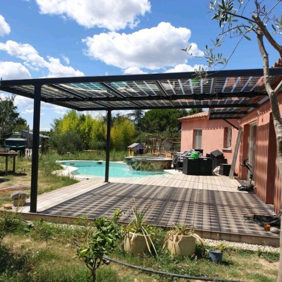 Pergola thermolaqué avec panneau photovoltaïque 2 -Pergolas - site CMT Métallurgie