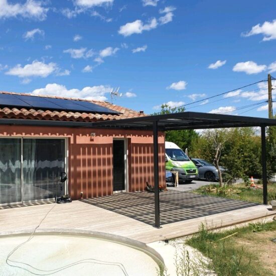 Pergola thermolaqué avec panneau photovoltaïque 4 -Pergolas - site CMT Métallurgie