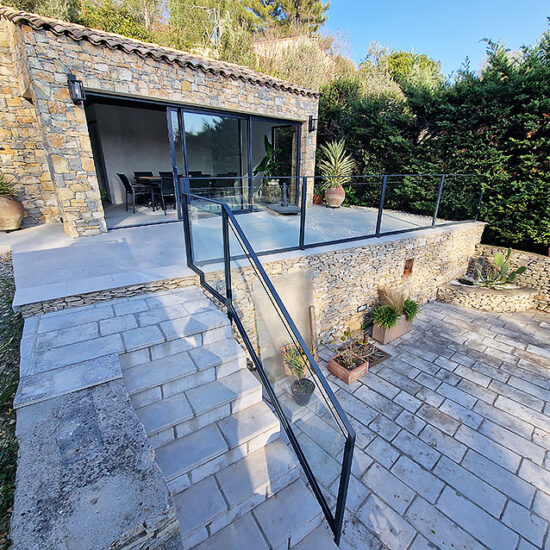 gardes corps vitrées sur une terrasse. - Garde-corps - site CMT Métallurgie